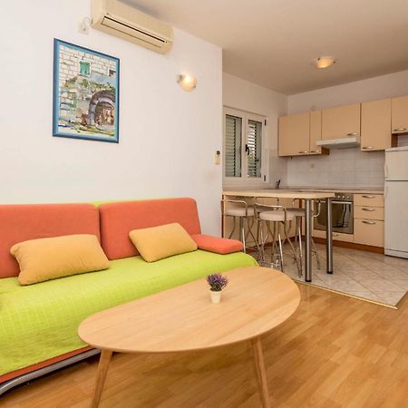 Lovely Apartment In Makarska With Kitchen Exterior foto